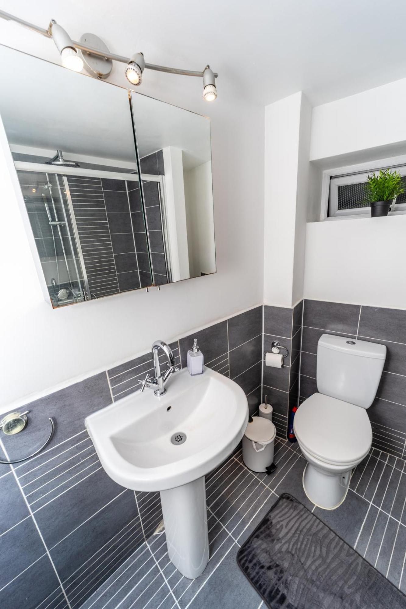Spacious Flat With Patio & Parking In City Centre Reading Exterior photo